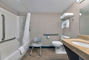 Combined shower/bathtub, towels
