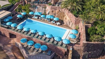 2 AuĂenpools, Sonnenschirme, LiegestĂŒhle