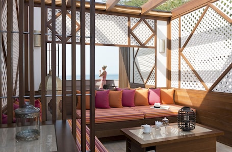 Terrace/patio. Tiara Miramar Beach Resort