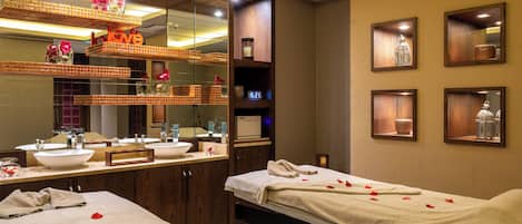 Salle de soins pour les couples, soins du corps, exfoliation
