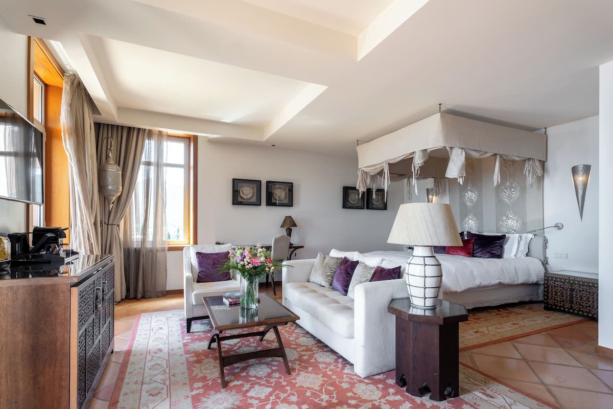 Premium bedding, free minibar items, in-room safe, desk