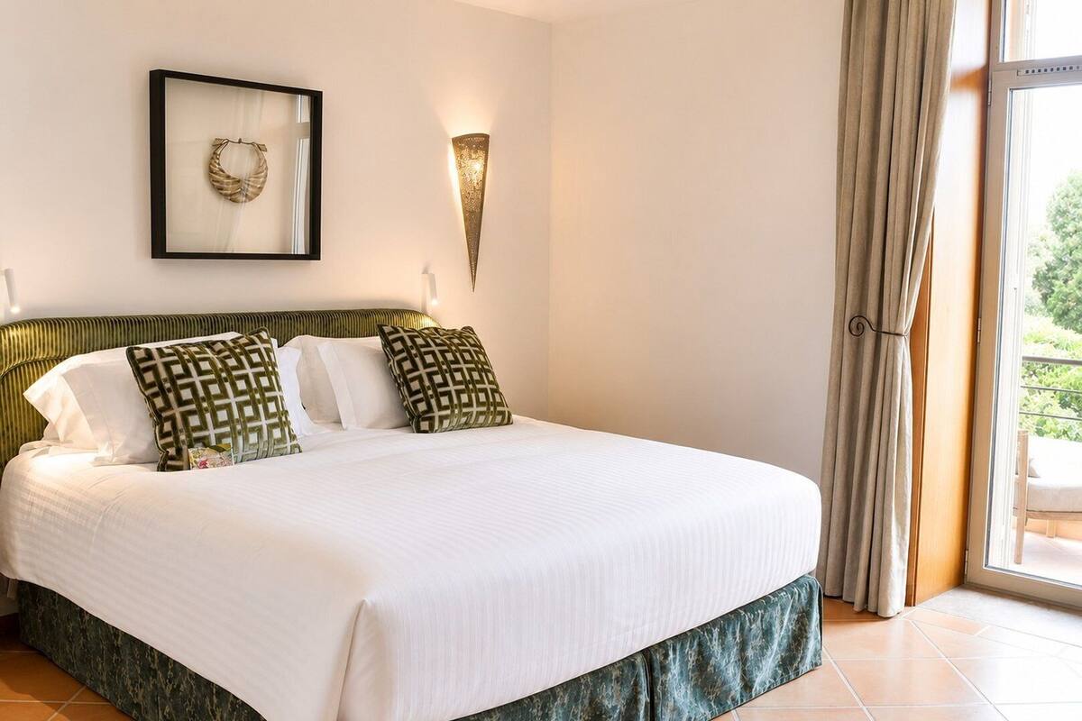 Premium bedding, minibar (some free items), in-room safe, desk