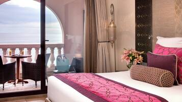 ห้องพรีเมียม, เตียงใหญ่ 1 เตียง, ริมชายหาด (Sea View Terrace) | เครื่องนอนระดับพรีเมียม, มินิบาร์ฟรีบางอย่าง, ตู้นิรภัยในห้องพัก