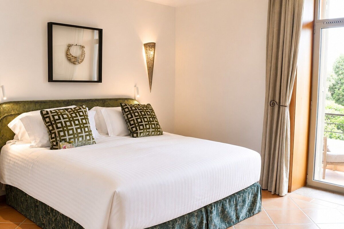 Premium bedding, free minibar items, in-room safe, desk