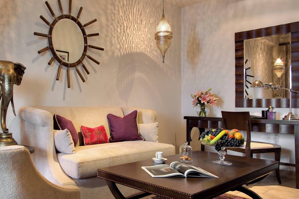 Una sala de estar con un sofá, una mesa de centro y objetos decorativos.