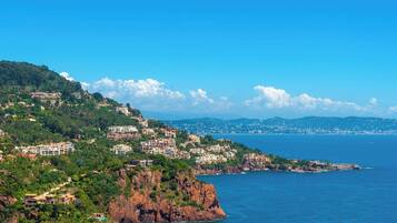 Une ville côtière avec des bâtiments construits sur une colline surplombant la mer.