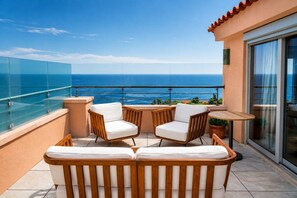 Suite, Sea View (Yaktsa) | Peralatan tempat tidur premium, item bar mini percuma 