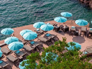 Privatstrand, Sonnenschirme, Strandtücher, Strandbar