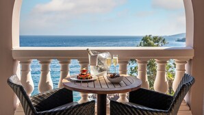 A balcony with a table set for two, overlooking the sea. - Tiara Miramar Beach Resort (Theoule-sur-Mer)