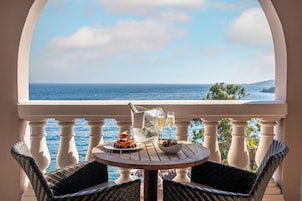 Premium Room, Sea View | Premium bedding, free minibar items, in-room safe, desk