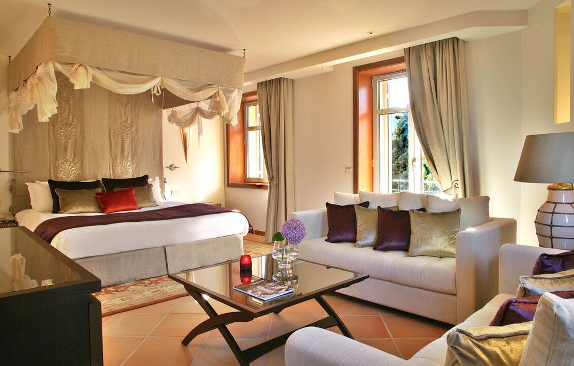 Suite - balkon (Hillside) | Premium-sengetøj, gratis produkter i minibaren, pengeskab på værelset