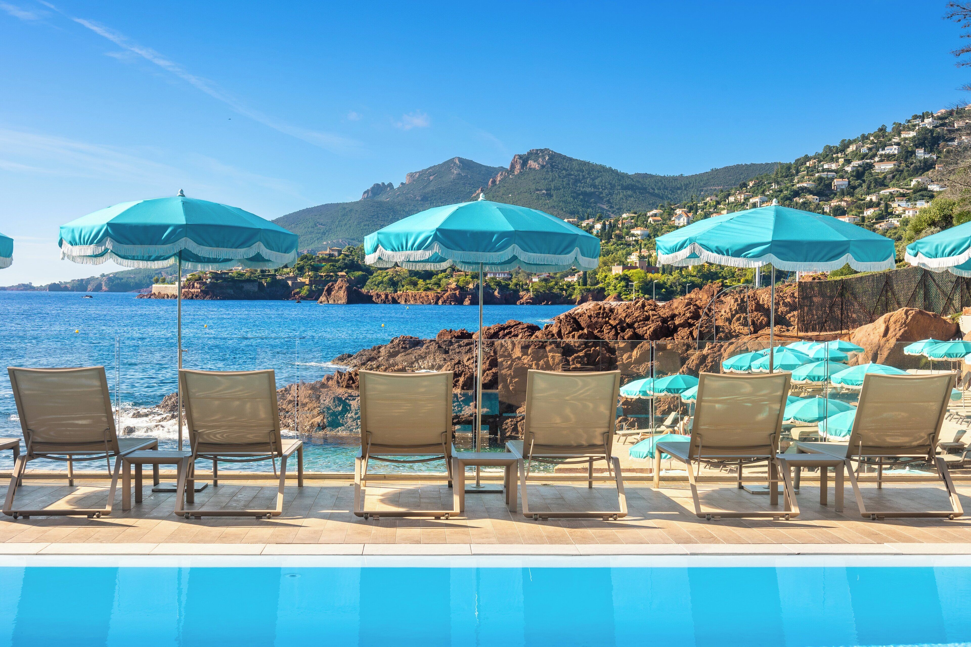 2 buitenzwembaden, parasols bij het zwembad en ligstoelen