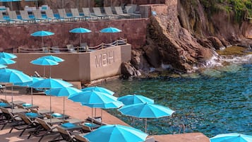 Private beach, beach umbrellas, beach towels, beach bar