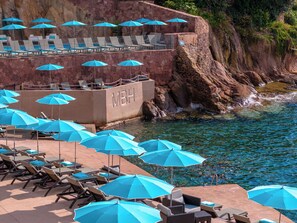 Private beach, beach umbrellas, beach towels, beach bar - Tiara Miramar Beach Resort (Theoule-sur-Mer)