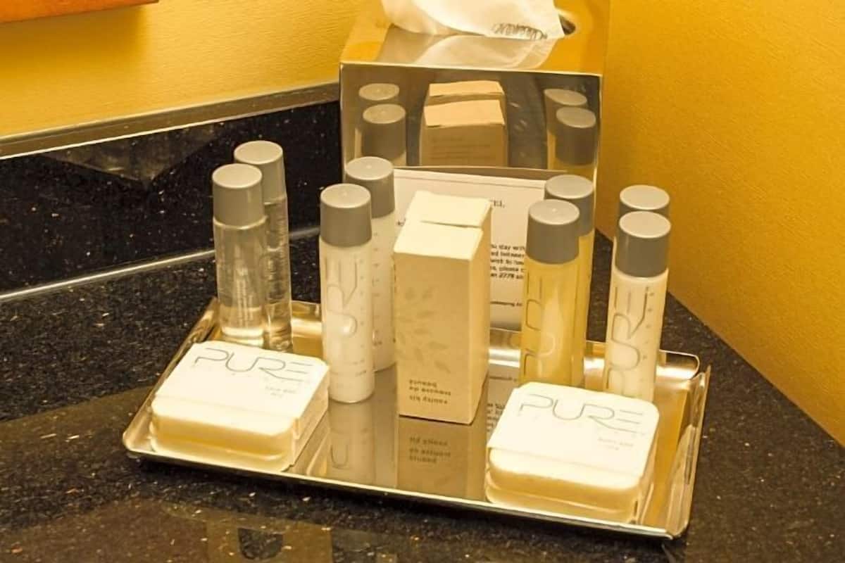 Combined shower/bathtub, designer toiletries, hair dryer, towels