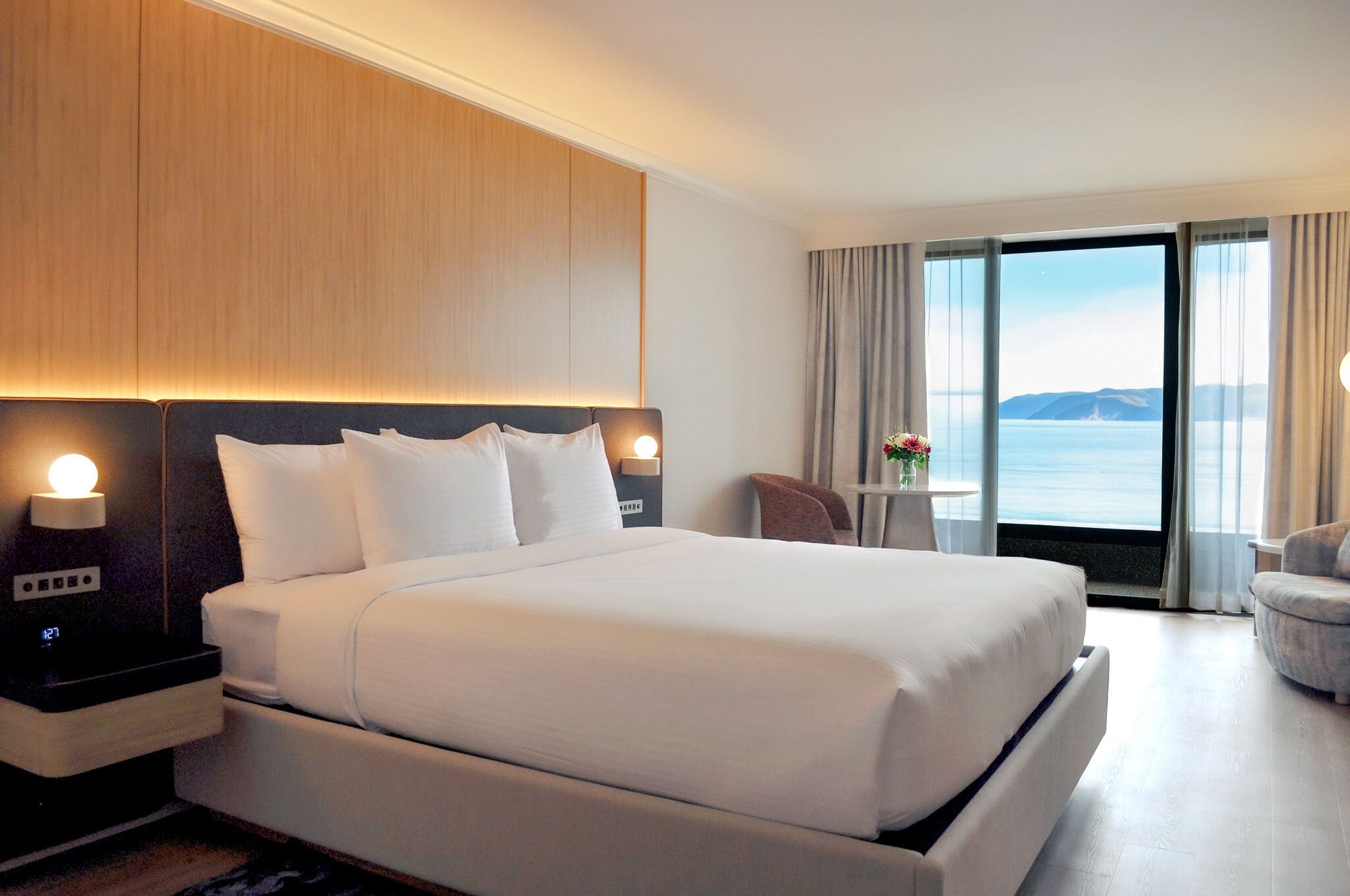 Chambre Prestige, 1 très grand lit, vue sur le port (Renovated) | Literie de qualité, coffre-fort, bureau