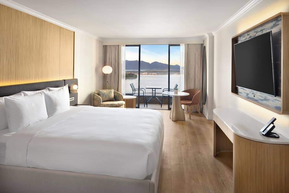 Premium bedding, in-room safe, desk, laptop workspace