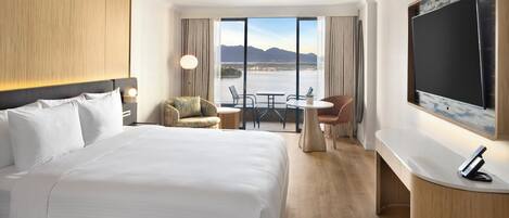 Luxe beddengoed, een kluis op de kamer, een bureau, een laptopwerkplek