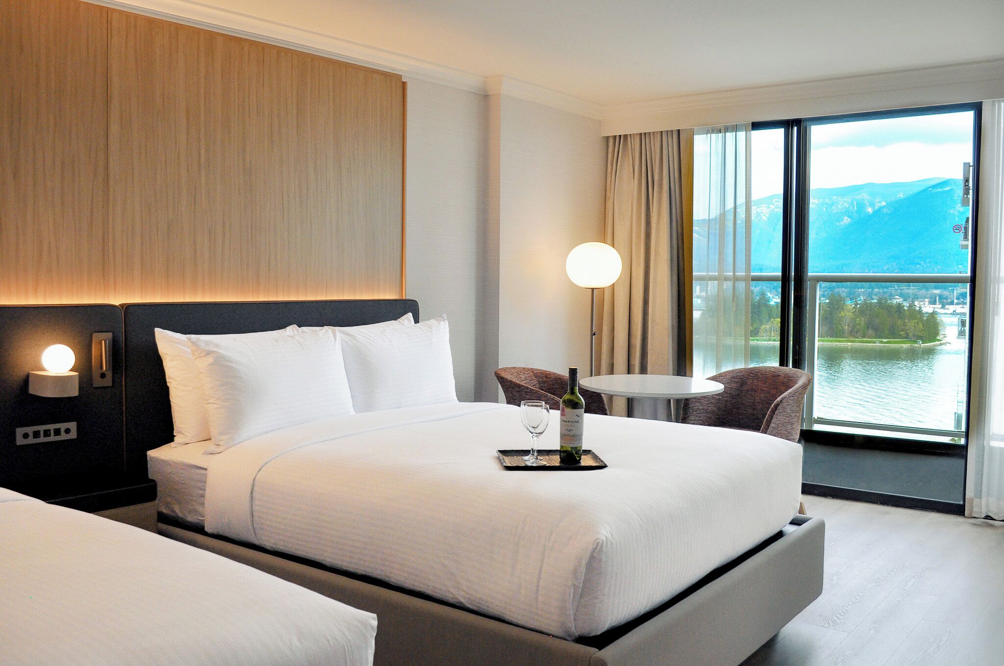 Ropa de cama de alta calidad y caja de seguridad en la habitación 