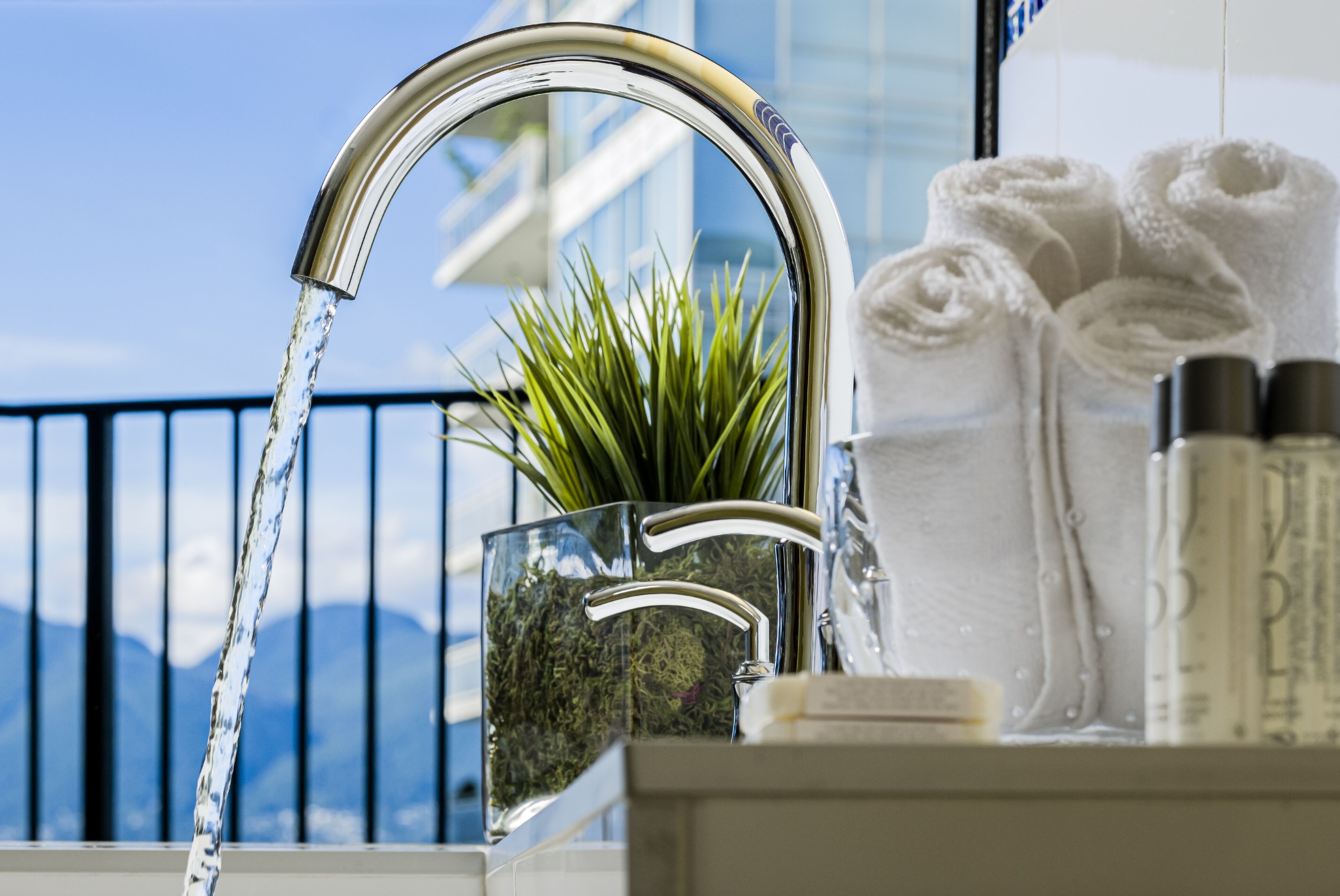 combined shower/bathtub, designer toiletries, hair dryer, towels