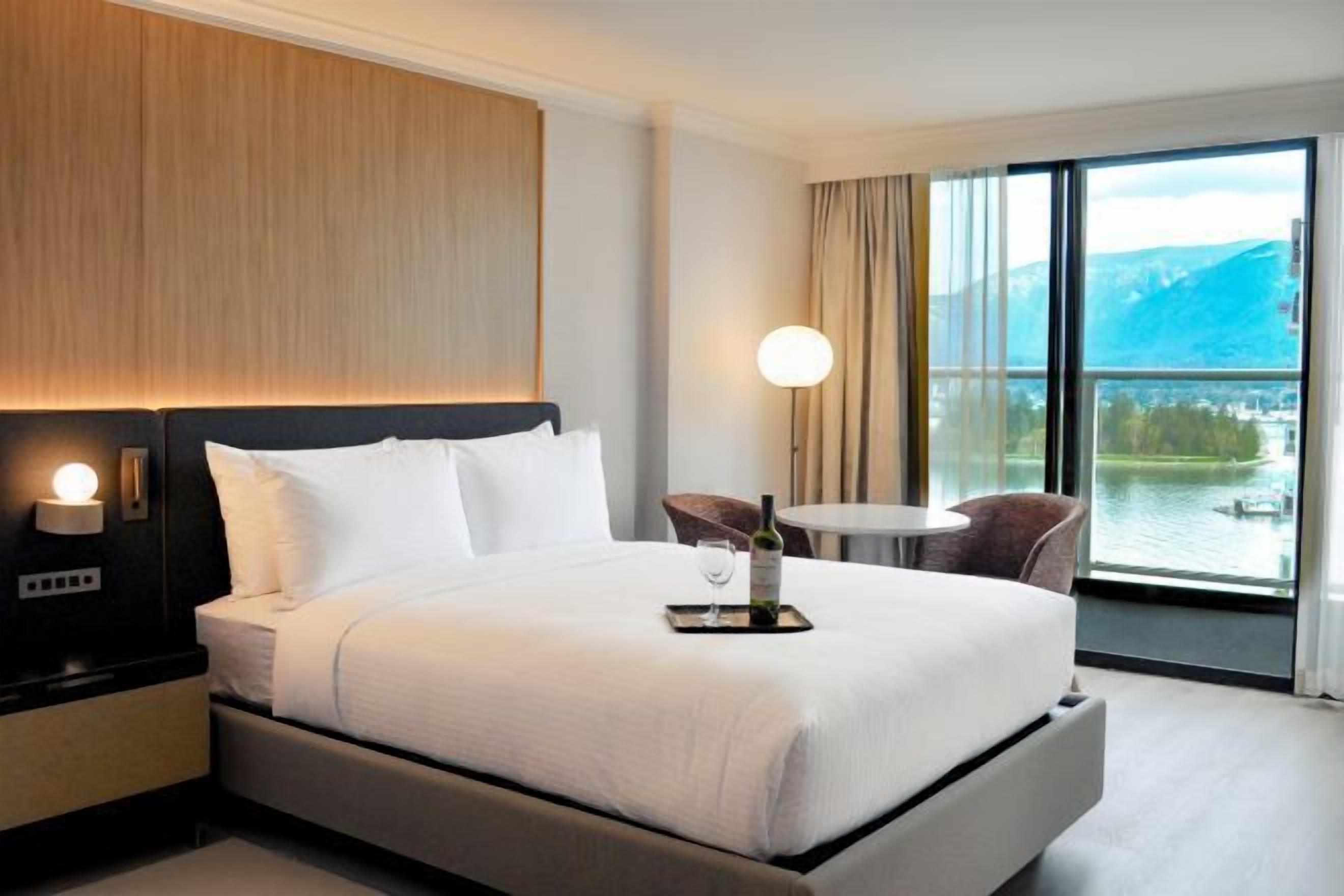 Premium bedding, in-room safe, desk, laptop workspace