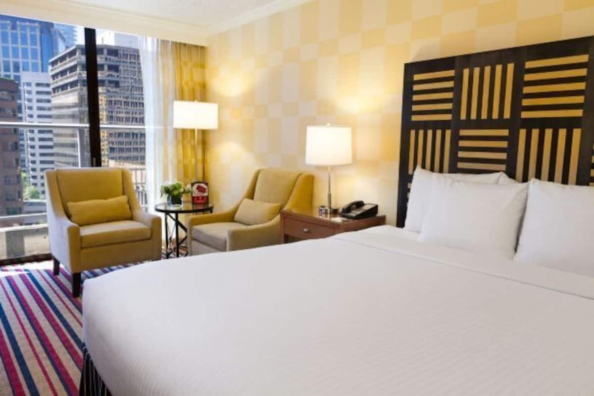 Premium bedding, in-room safe, desk, laptop workspace