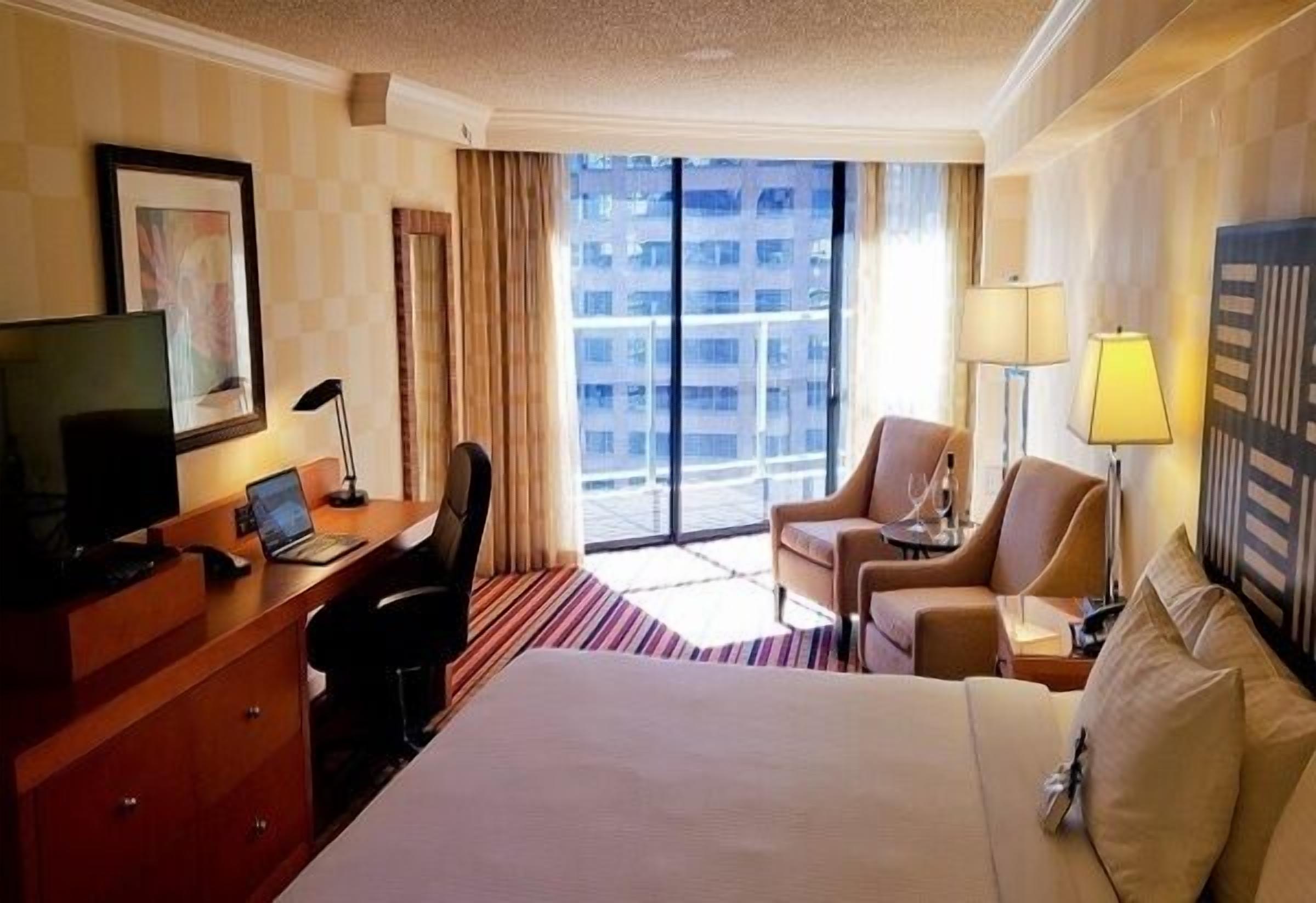 Premium bedding, in-room safe, desk, laptop workspace