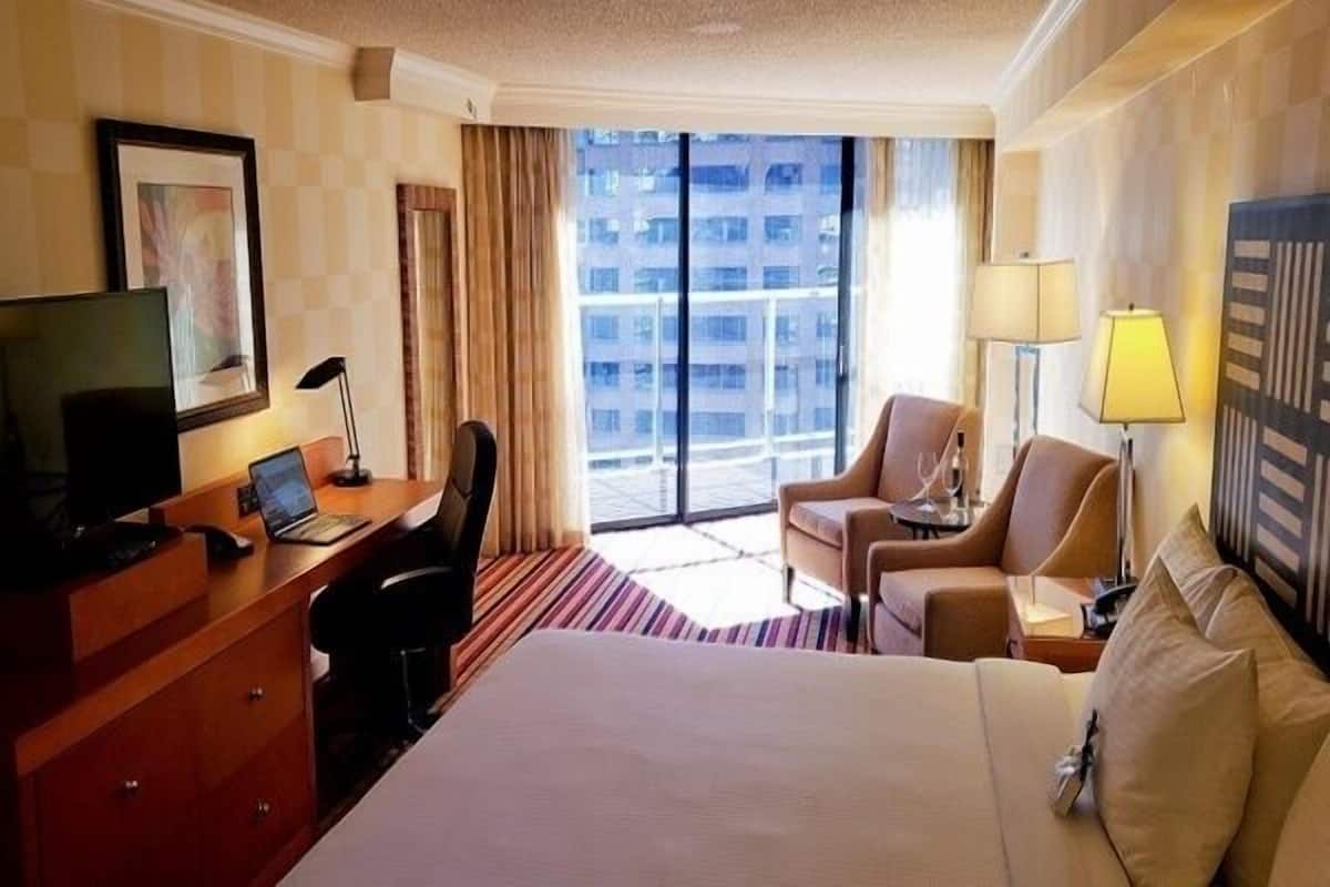 Premium bedding, in-room safe, desk, laptop workspace