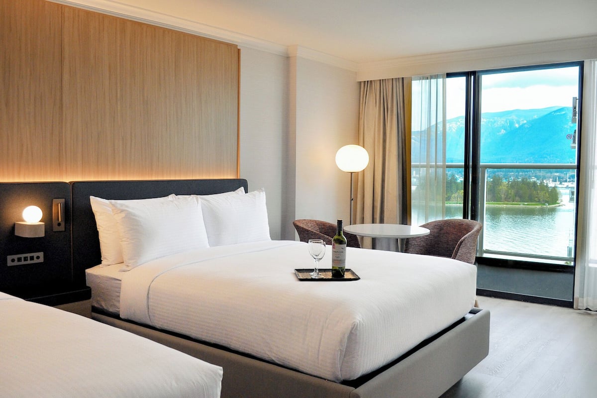 Premium bedding, in-room safe, desk, laptop workspace