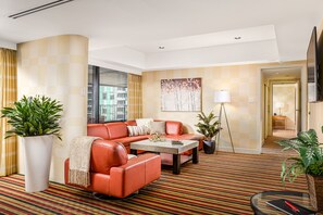 套房 (Coal Harbour) | 高档床上用品、客房内保险箱、办公桌、笔记本电脑工作区