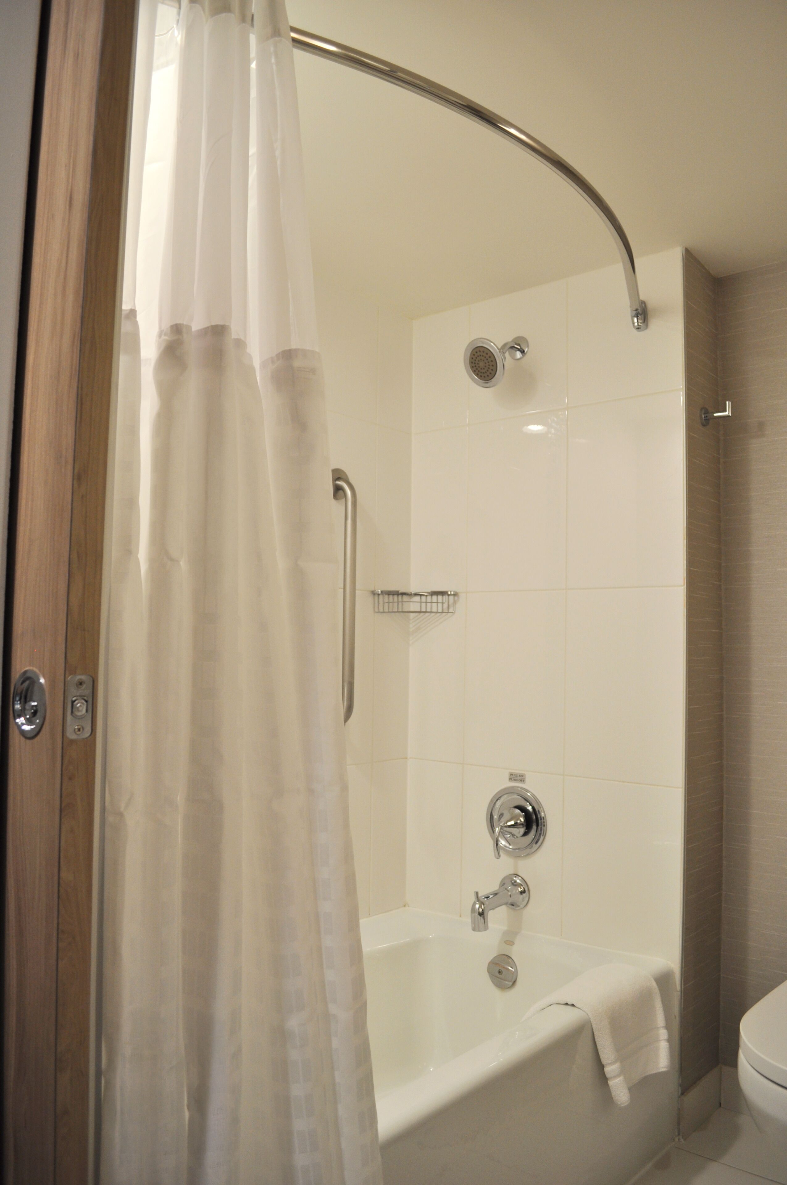 Un baño con bañera, ducha e inodoro.