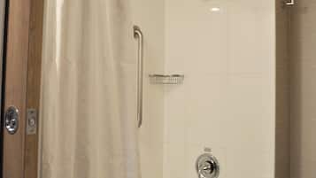 Un baño con bañera, ducha e inodoro.