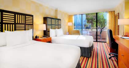 Pinnacle Hotel Harbourfront