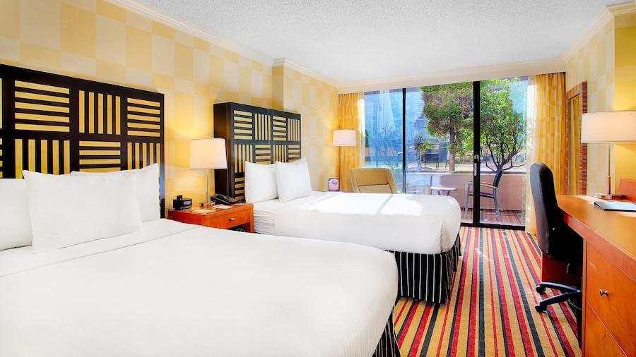 Pinnacle Hotel Harbourfront