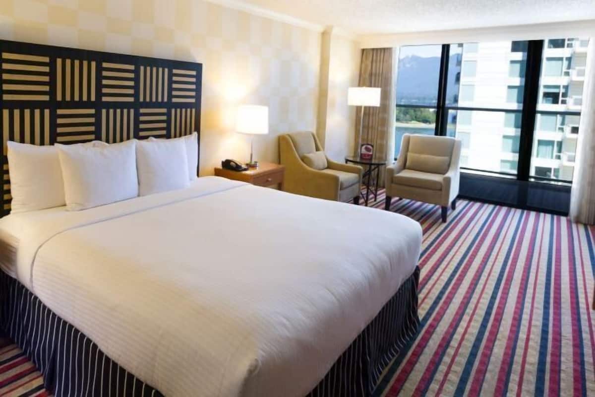 Premium bedding, in-room safe, desk, laptop workspace