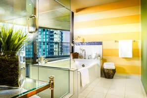 Bañera con ducha, artículos de tocador de diseñador, secador de pelo
