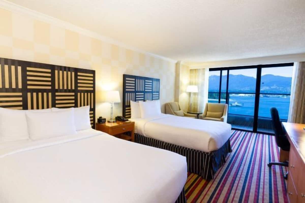 Premium bedding, in-room safe, desk, laptop workspace