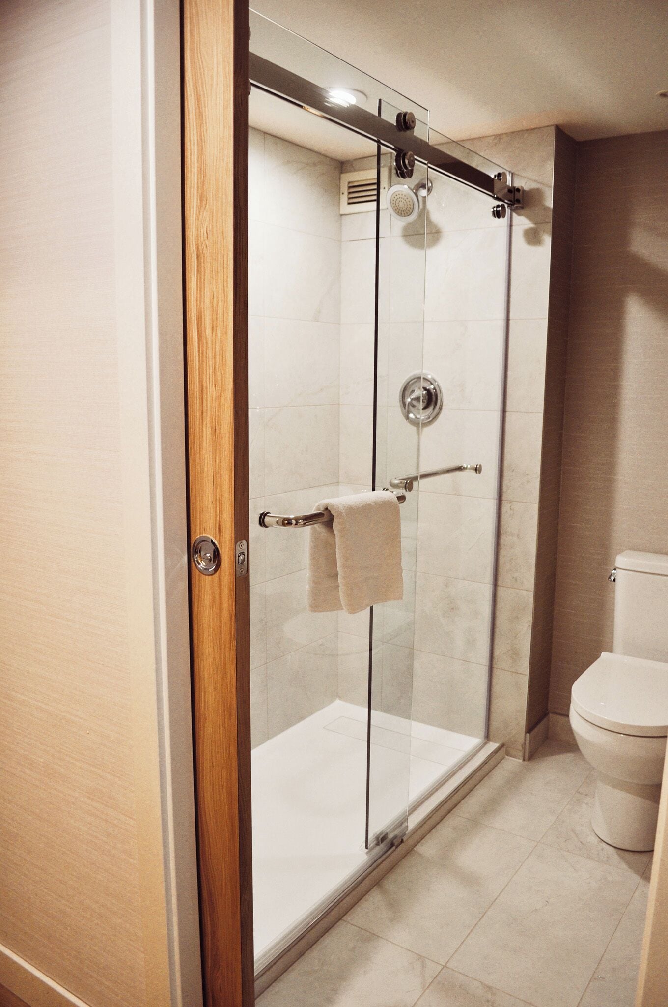 Duschwanne, Designer-Toilettenartikel, Haartrockner, Bademäntel