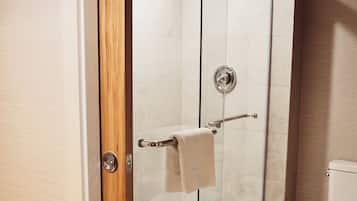 Duschwanne, Designer-Toilettenartikel, Haartrockner, Bademäntel