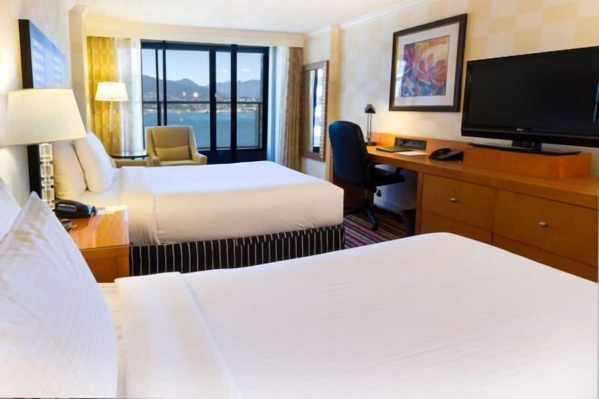 Premium bedding, in-room safe, desk, laptop workspace