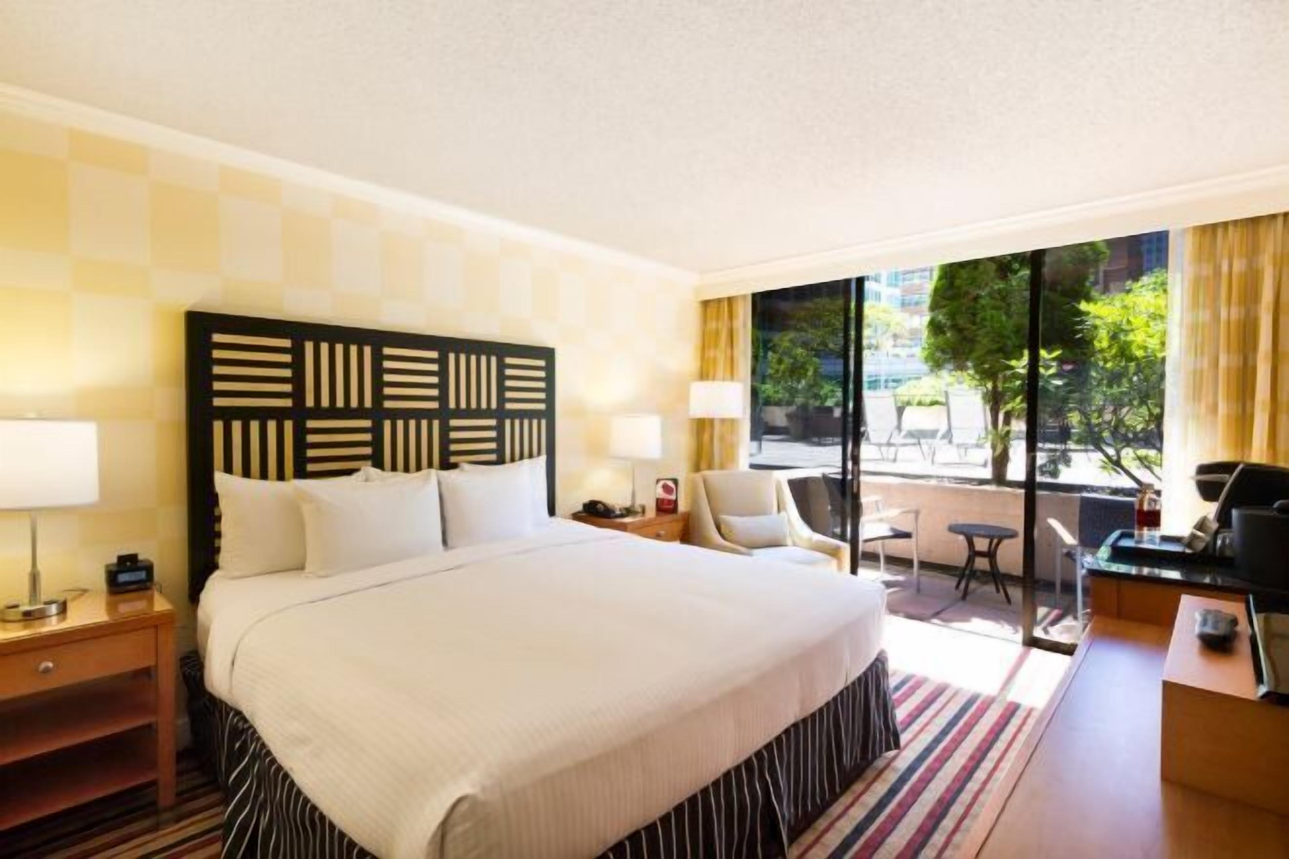 Premium bedding, in-room safe, desk, laptop workspace