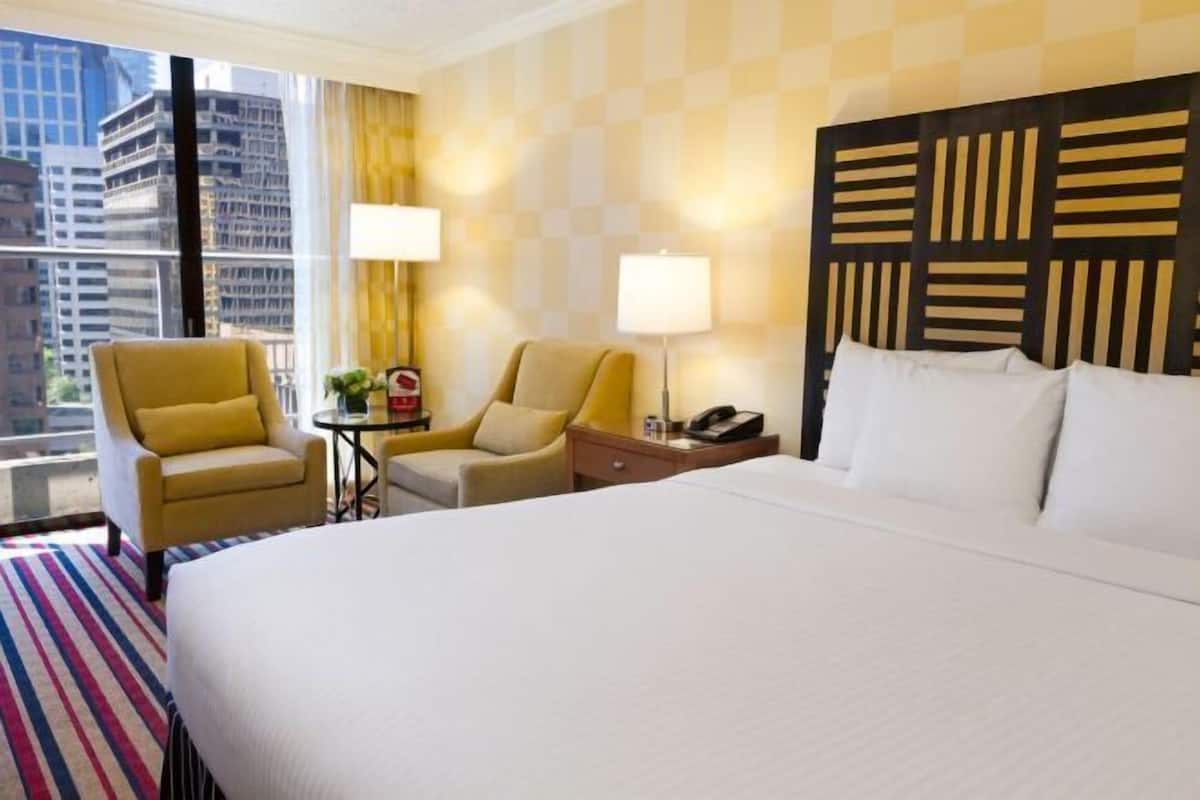 Ropa de cama de alta calidad y caja de seguridad en la habitación