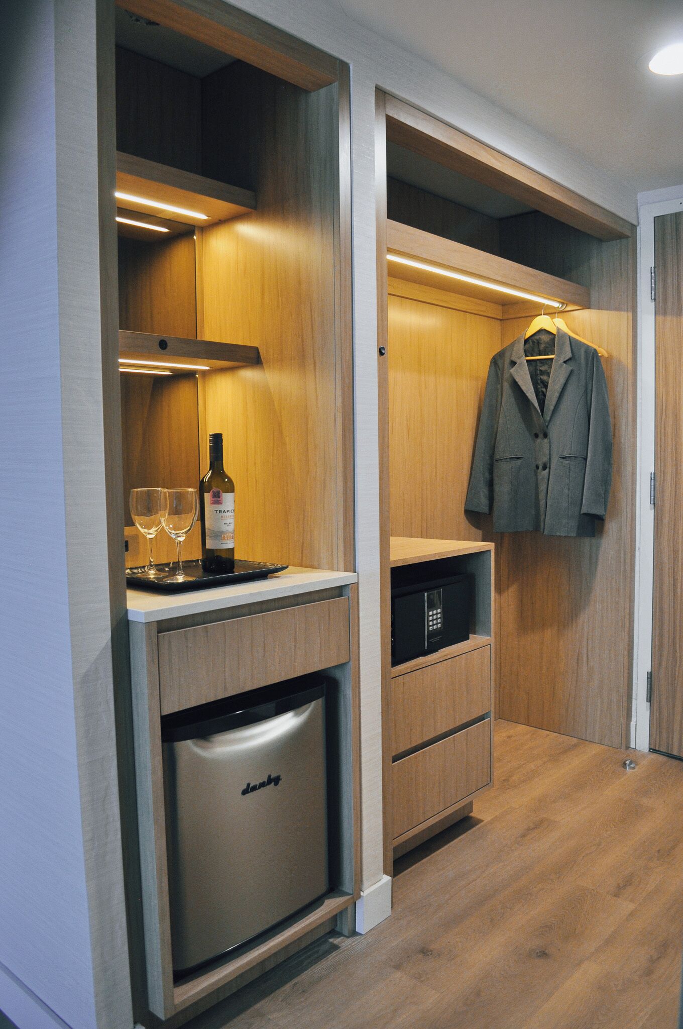 Literie de qualité, coffre-fort, bureau