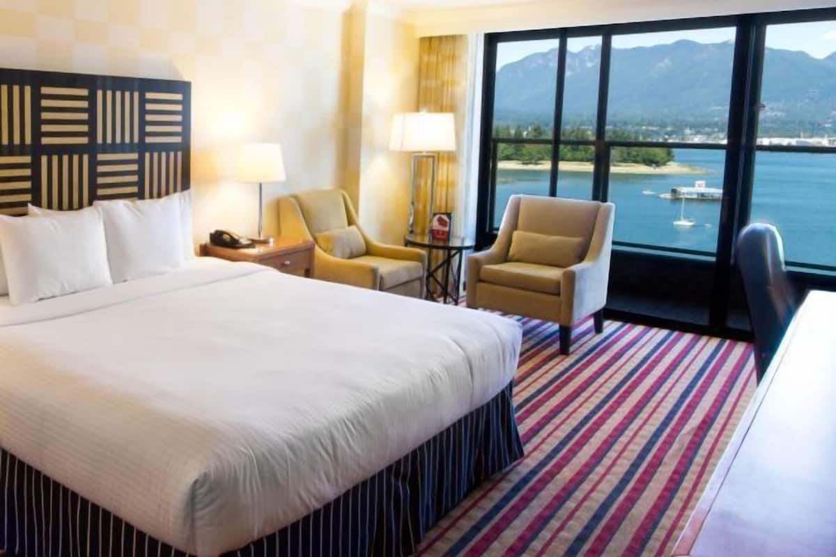 Premium bedding, in-room safe, desk, laptop workspace