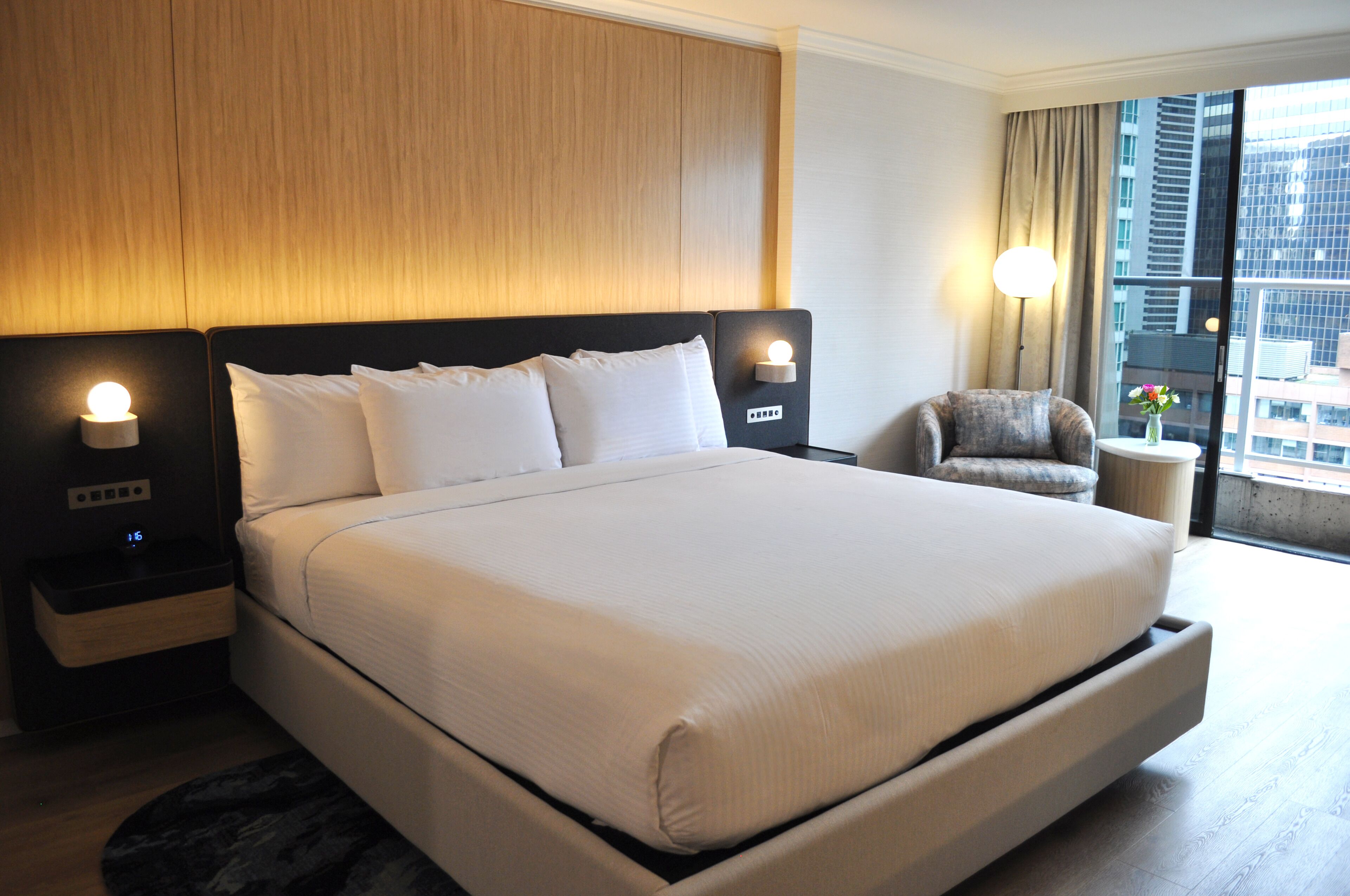 Literie de qualité, coffre-fort, bureau