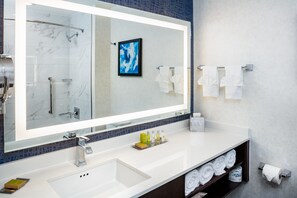 Designer toiletries, hair dryer, bathrobes, towels - DoubleTree by Hilton Pomona (Pomona)
