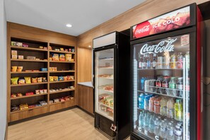 Ein Verkaufsautomatenbereich mit Snacks und Coca-Cola-Kühlschränken.