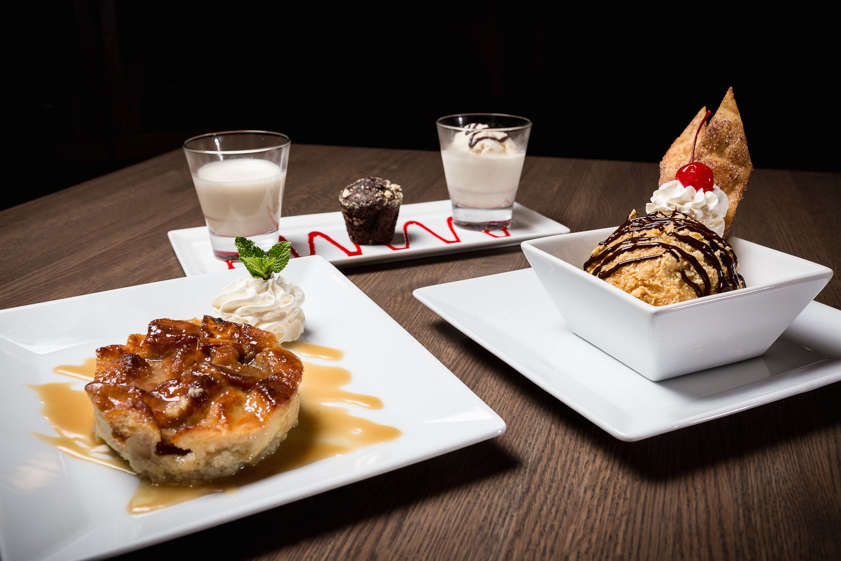 Una mesa de postres con diversas golosinas y bebidas.