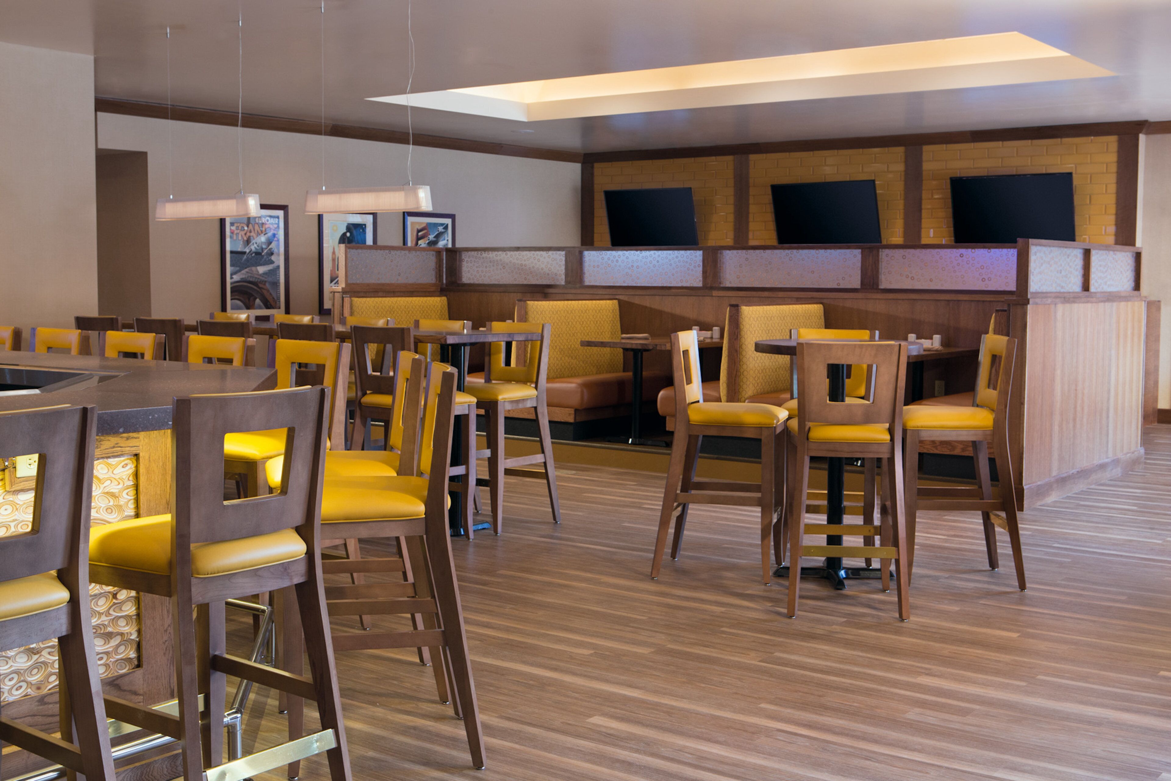 Un restaurante moderno con mobiliario de madera y pared de ladrillo.
