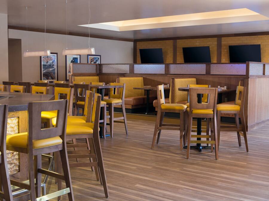Un restaurante moderno con mobiliario de madera y pared de ladrillo.